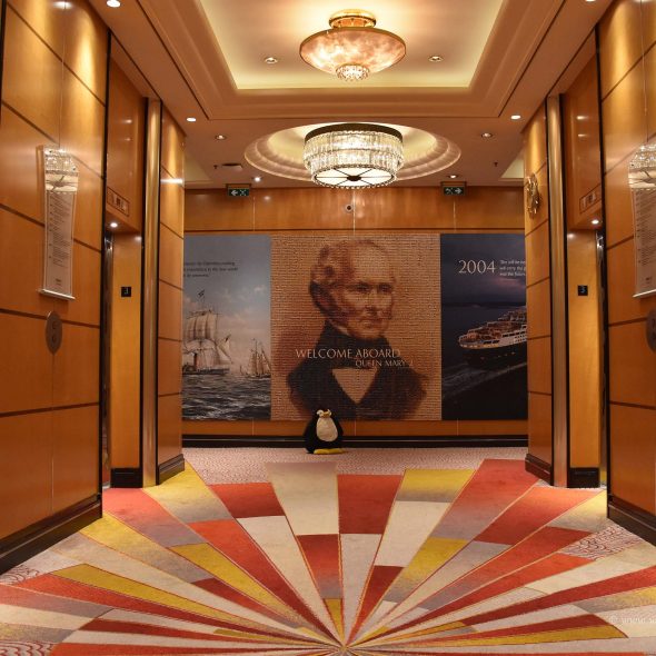 Queen Mary 2-Grand Lobby