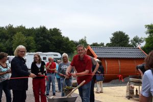 Das rote Band wird durchgeschnitten