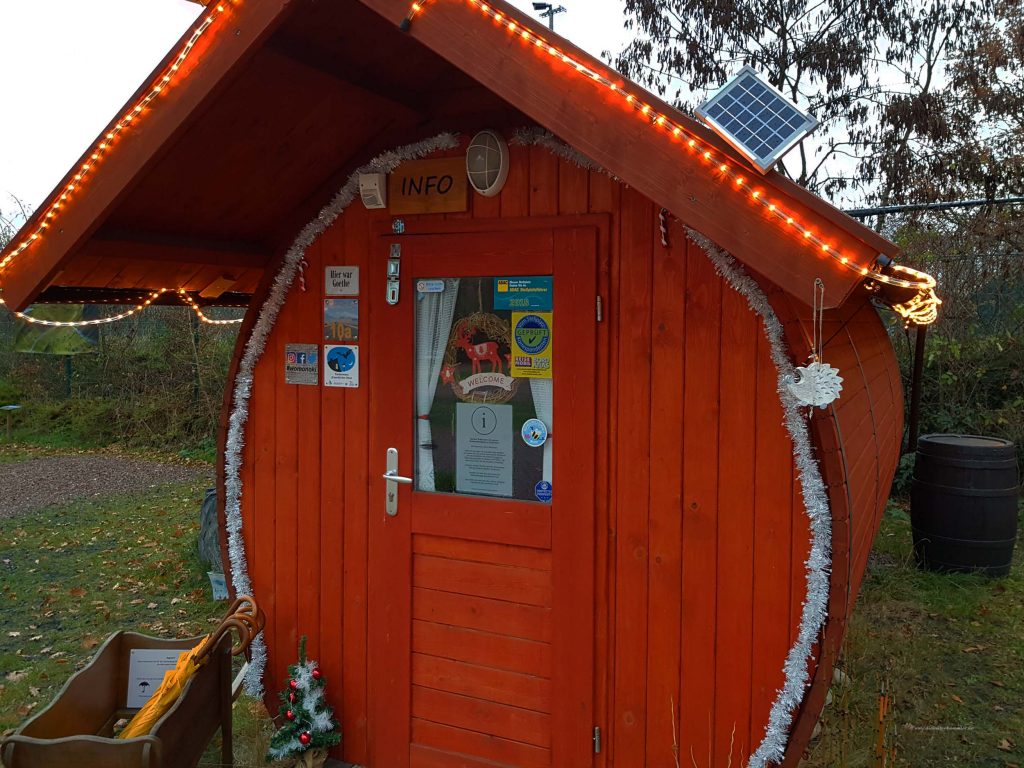 Fasshaus mit Weihnachtsdeko