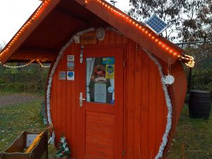 Fasshaus mit Weihnachtsdeko