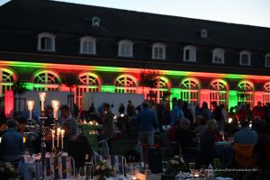 Picknicktische im Schlosshof