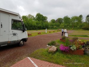 Das erste Womo befährt den Platz.