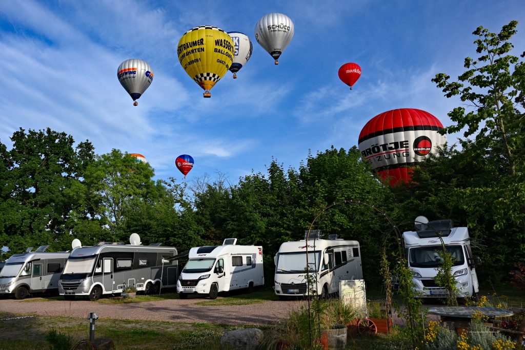 Wohnmobilstellplatz mit Heißluftballone