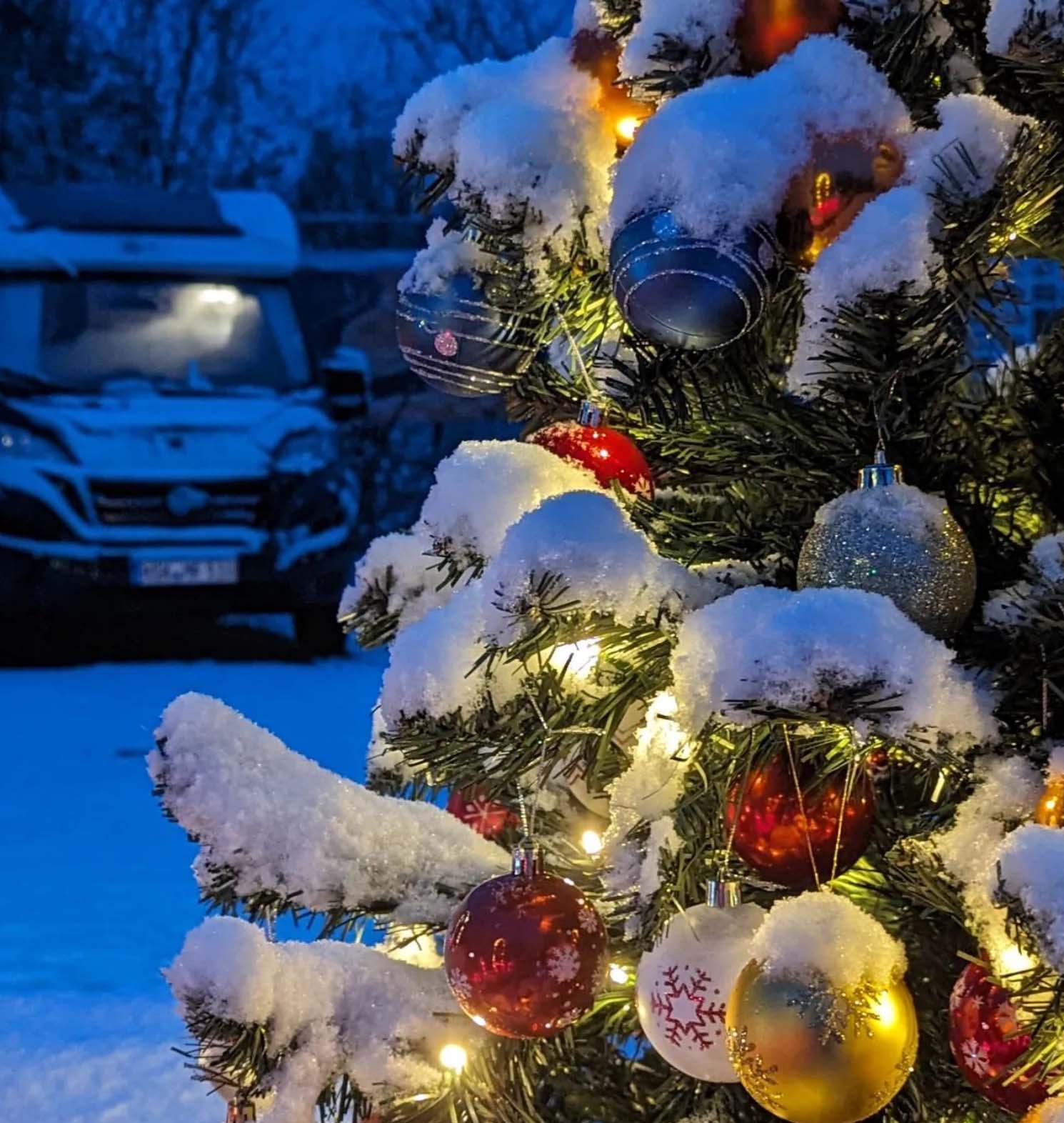 Weihnachtsbaum mit Wohnmobil