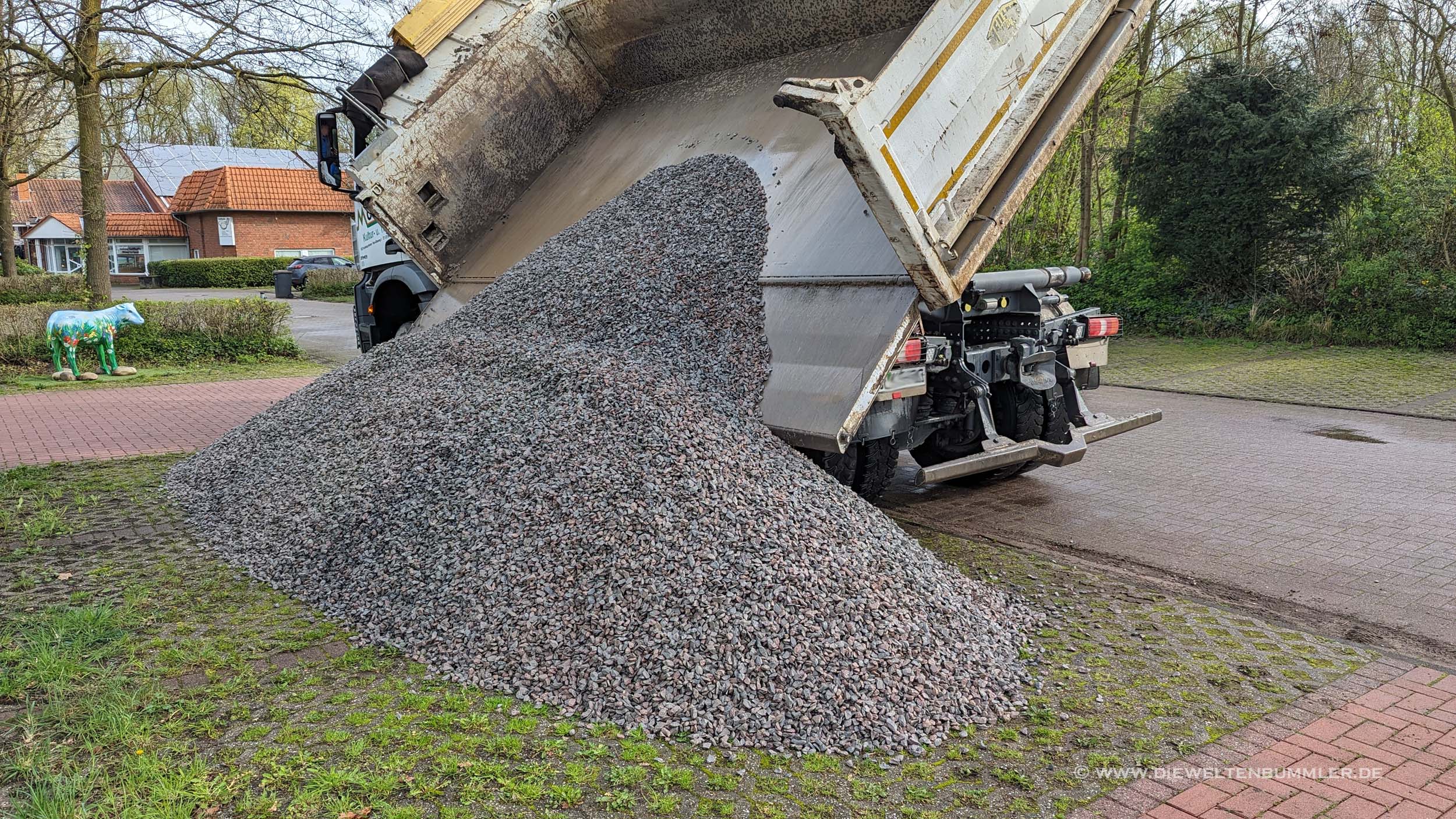 Schotter wird angeliefert