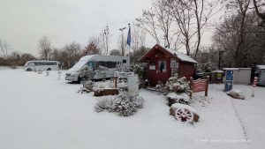 Wohnmobilstellplatz im Schnee