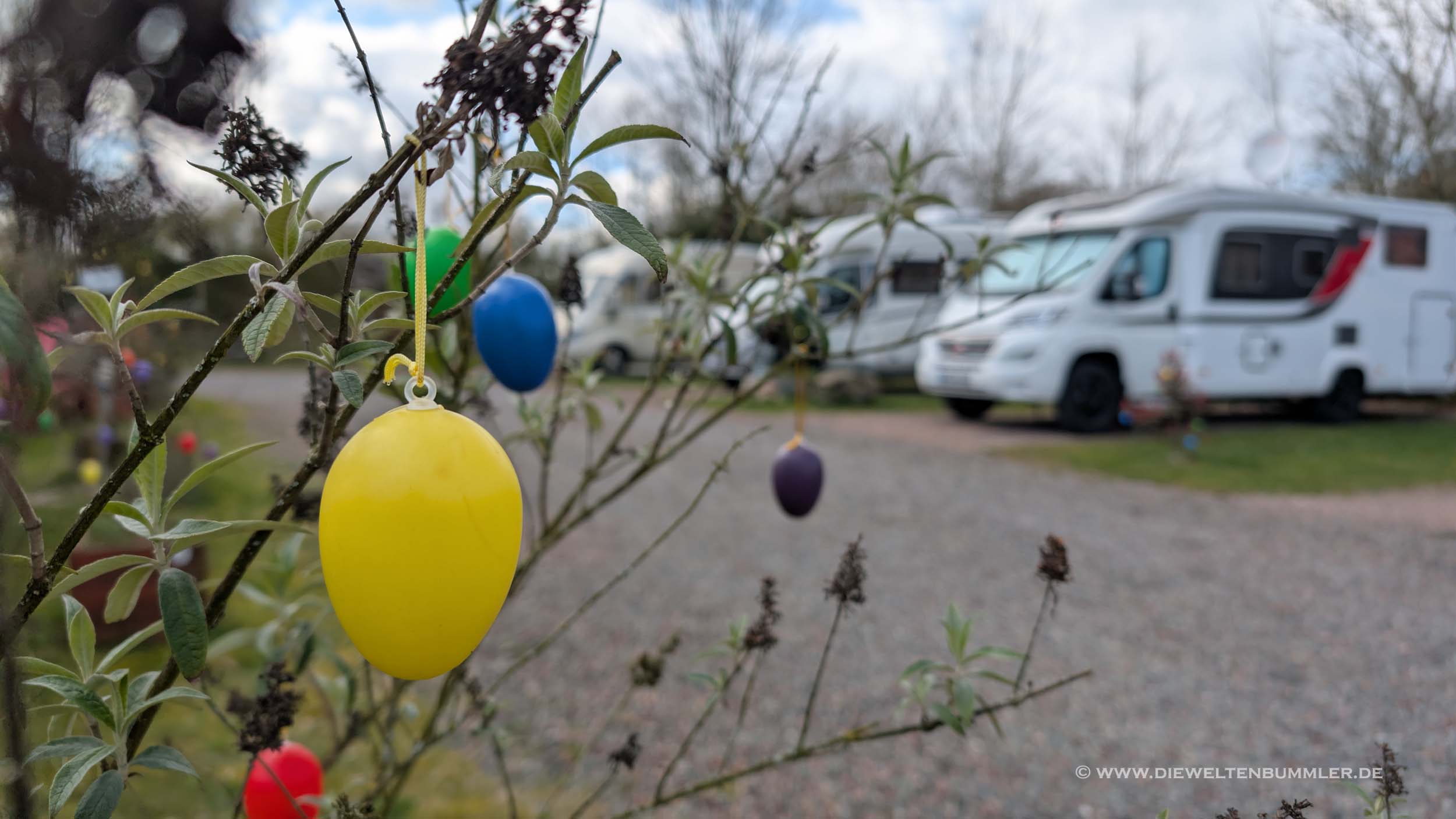 Ostereier vor den Wohnmobilen unserer Gäste