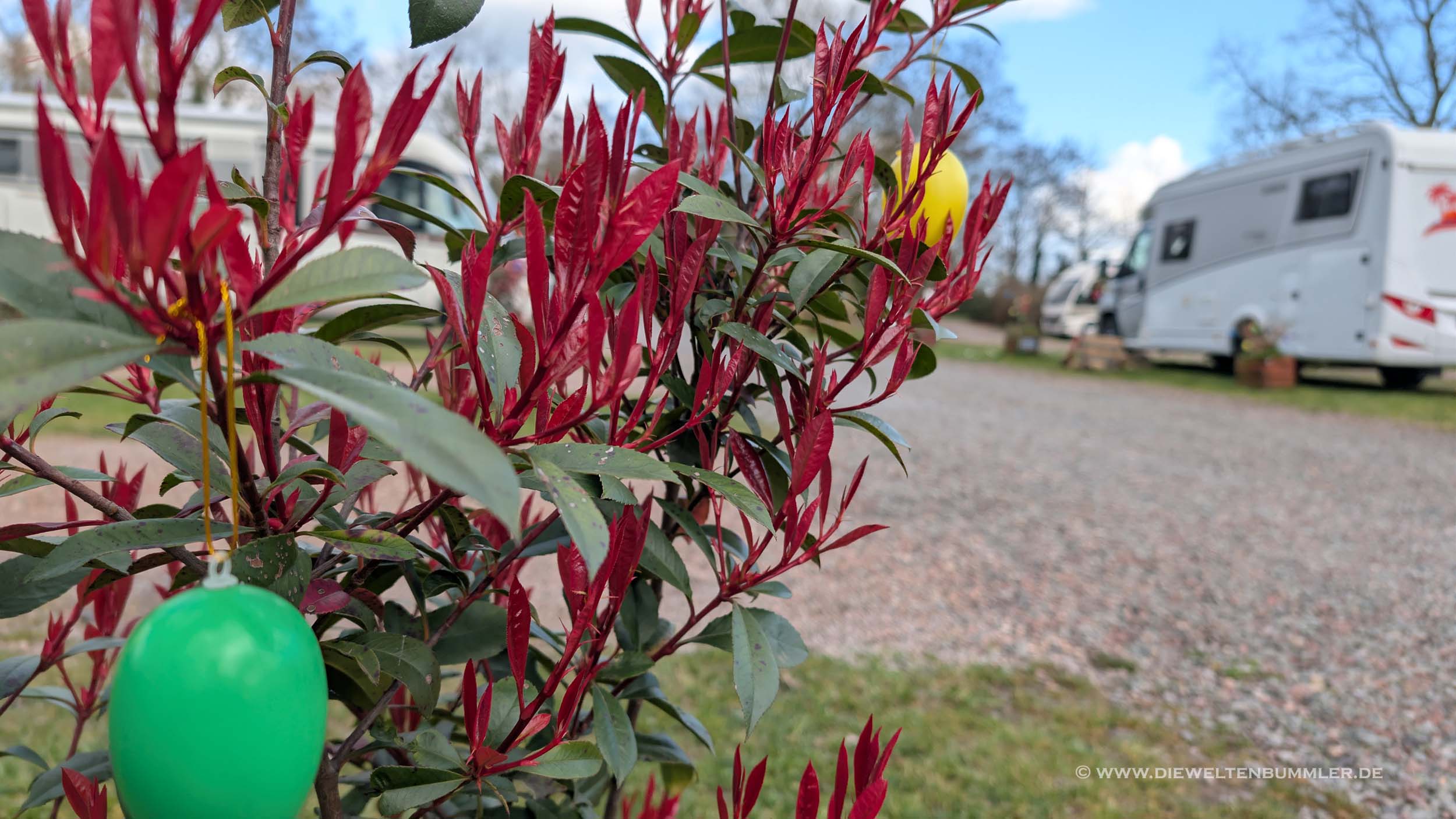 Über 350 Ostereier verzieren den Wohnmobilstellplatz Nordkirchen