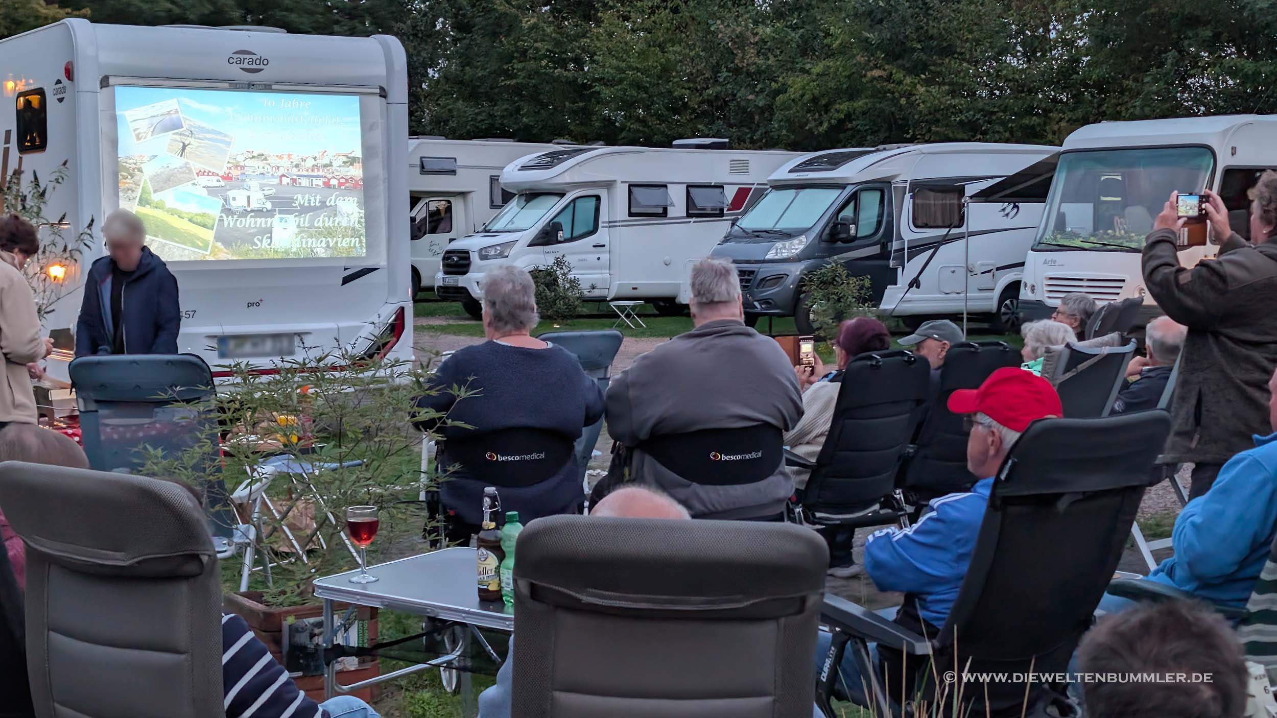 Am Abend halten wir einen Reisevortrag Am Abend halten wir einen Reisevortrag