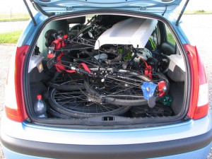 Zwei Fahrräder in einem kleinen Auto