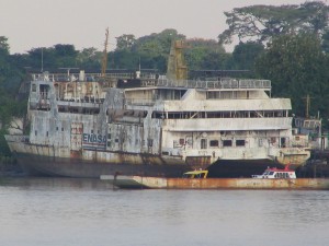 Altes Schiff im Hafen von Belem