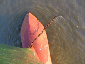 Frachtschiff auf Reede mit Anker