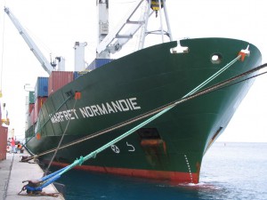 Frachtschiff in der Karibik
