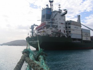 Frachtschiff in der Karibik