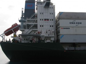 Frachtschiff in der Karibik