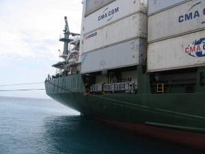 Frachtschiff in der Karibik