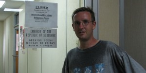 Schweißgebadet an der Botschaft Suriname