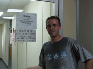 Schweißgebadet an der Botschaft Suriname