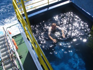 Swimmingpool auf dem Frachtschiff