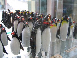 Pinguin als Schaufensterpuppe