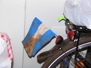 Dreckige Flagge am Fahrrad