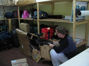 Fahrräder am Busbahnhof verpacken