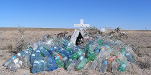 Plastikflaschen als Kruzifix