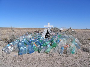 Plastikflaschen als Kruzifix
