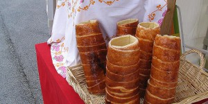 Ungarische Leckereien auf einem Marktstand in der Normandie