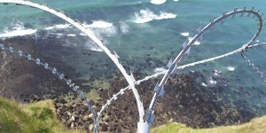 Stacheldraht an der Küste