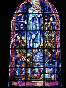 Kirchenfenster in Erinnerung an den Krieg