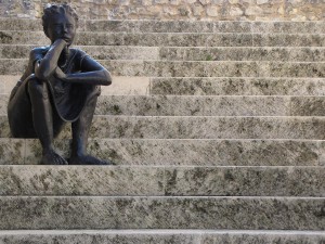 Figur auf der Treppe