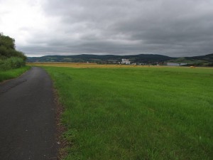 Dicke Wolken über dem Radweg