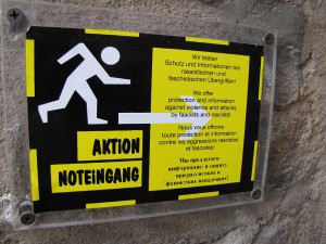 Schild der Aktion Noteingang