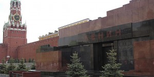 Lenin-Mausoleum an der Kremlmauer