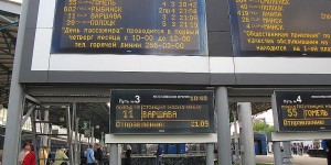 Abfahrtstafel am Moskauer Bahnhof