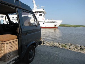 VW-Bus auf dem Wohnmobilstellplatz