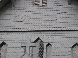 Fassade an der Kirche