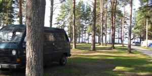 VW-Bus auf schwedischem Campingplatz