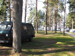 VW-Bus auf schwedischem Campingplatz