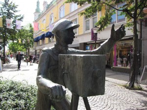 Figur vor Kino-Museum
