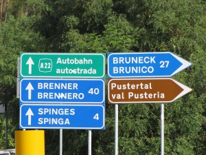 Zweisprachige Schilder in Südtirol