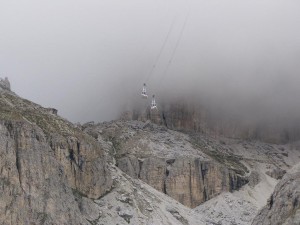 Seilbahn verschwindet in den Wolken