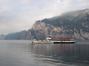 Ausflugsschiff auf dem Gardasee