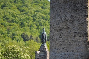 Statue an der Burgruine