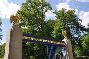 Eingang zum amerikanischen Soldatenfriedhof