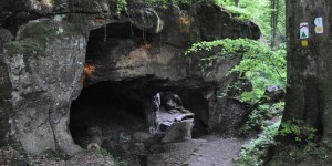 Felsen und Höhlen