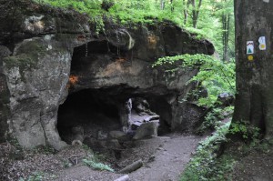 Felsen und Höhlen