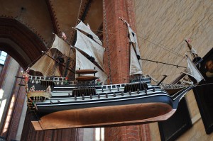 Schiff in der Kirche