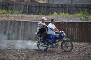 Mongolen auf dem Motorrad